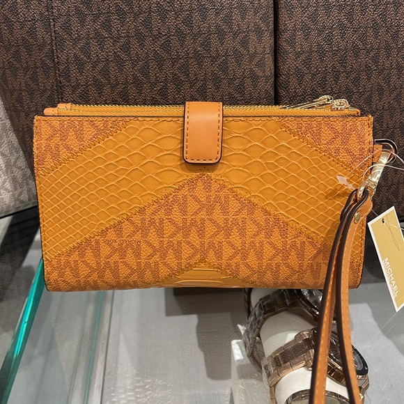 MICHAEL KORS JST LG DOUBLE ZIP WRISTLET WALLET PHONE HOLDER 
Cider Multi 
NWT - Picture 6 of 16